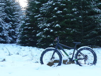 VooDoo Wazoo fatbike in the snow. On-One 'floater' knobbly offroad tyres give surprisingly good grip in snow when run at 8 to 10 PSI.