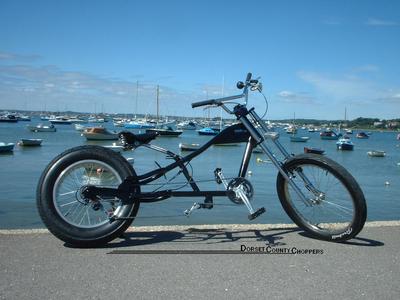 Dorset County Choppers. Zwarte Fiets. Custom cruiser at Sandbanks Road by Poole harbour. This was one of the most comfortable stretched-chopper/cruiser bikes I built.